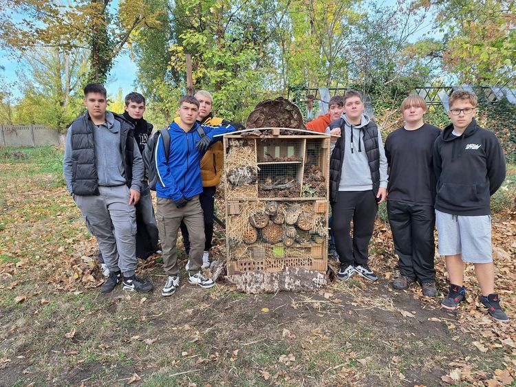 🐝🌿 Rovarhotel készült a projektnapon a Lukács Technikumban! 🐞🔨