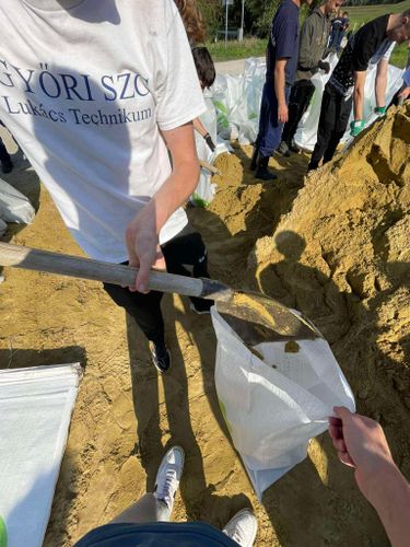 Árvízvédelmi segítség