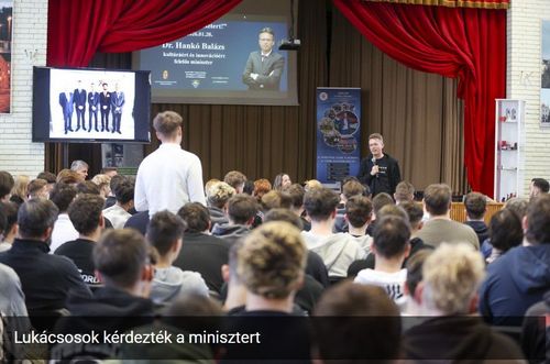 "Kérdezd a minisztert!"